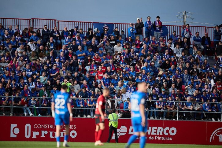 Cordialidad en las gradas pese a toda la tensión del partido.