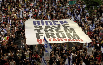 Familiares de los rehenes israelíes y sus partidarios se manifiestan para pedir su liberación en Tel Aviv.