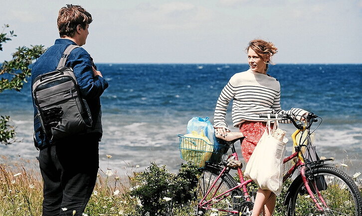 Escena de «El cielo rojo», en la que aparecen Leon (Thomas Schubert), en el papel de un incipiente escritor, y Nadja (Paula Beer), intentando aprovechar el verano.