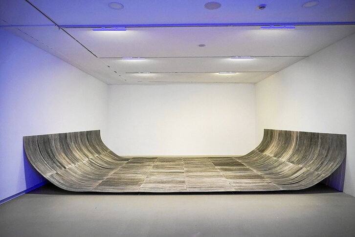 La instalación «Balsa», de Patricia Dauder, es una de las piezas de la exposición «Uniform» que se puede ver en el Museo Artium de Gasteiz y que se completa con esculturas, dibujos y películas.