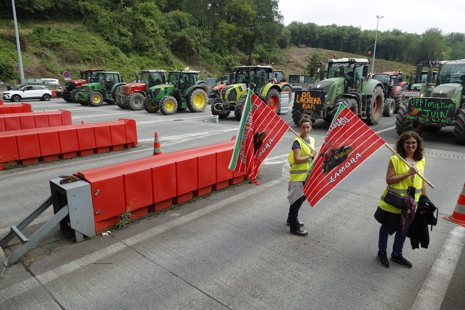 Tractores y agricultoras en el peaje.