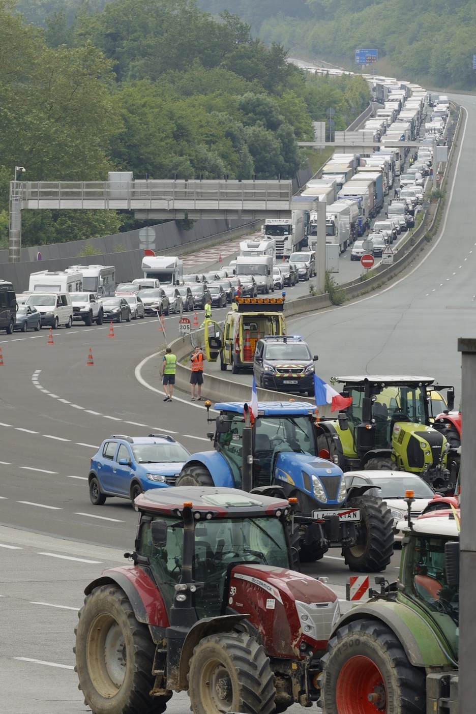 Grandes retenciones en a ambos lados de la muga.