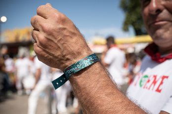 Un bestazale muestra la pulsera que le costó 12 euros en 2023 y que costará 15 euros este año.