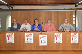 Integrantes de Mayores frente a la Crisis, hoy en Iruñea.