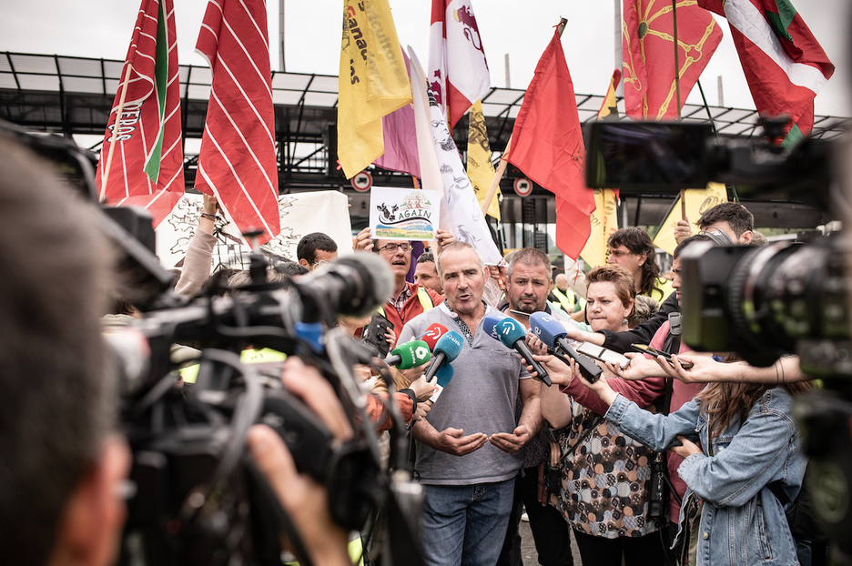 Uno de los portavoces de los agricultores hace declaraciones a la prensa.