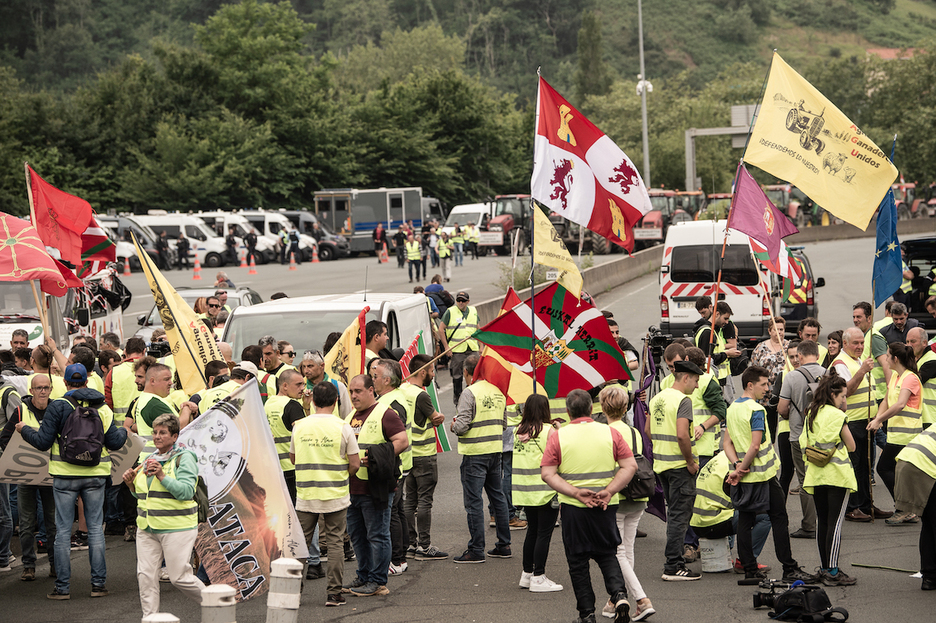 Muchos de los agricultores llevaban chalecos amarillos.
