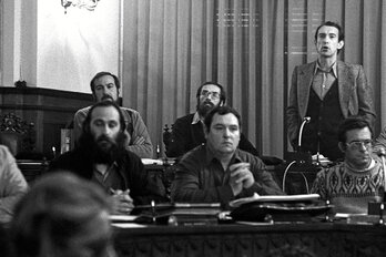 Iñaki Aldekoa, parlamentario por HB, interviene en una de las sesiones del Parlamento de Nafarroa elegido en 1979.