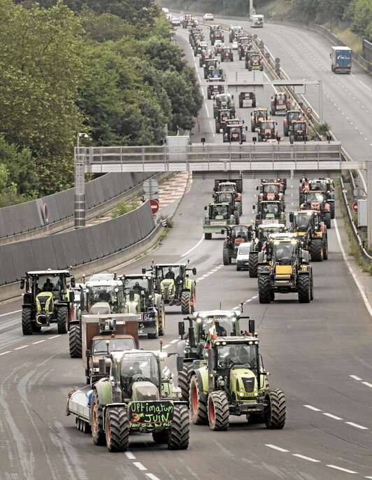 Las columnas de tractores ocuparon los carriles de la AP-8.