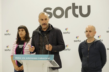 San Vicente y Altuna, dos de los imputados, con el abogado Larrarte ante el micrófono.