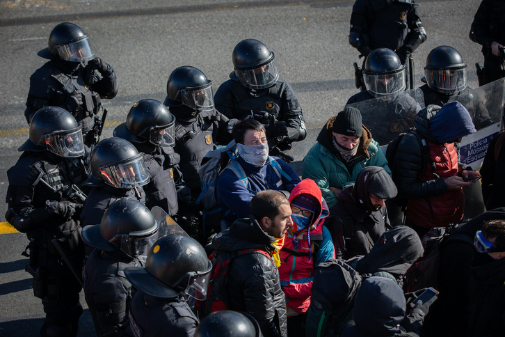 Policías contra un corte de carretera de Tsunami Democràtic en 2019.