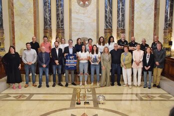Las jugadoras Boada y Menéndez y el alcalde de Donostia Eneko Goia encabezan la foto de la recepción institucional. 
