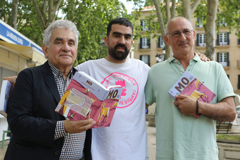 Bernardo Atxaga, Juan Sárez marrazkilaria eta Pello Varela gidoilaria, Bilboko Liburu Azokan. 