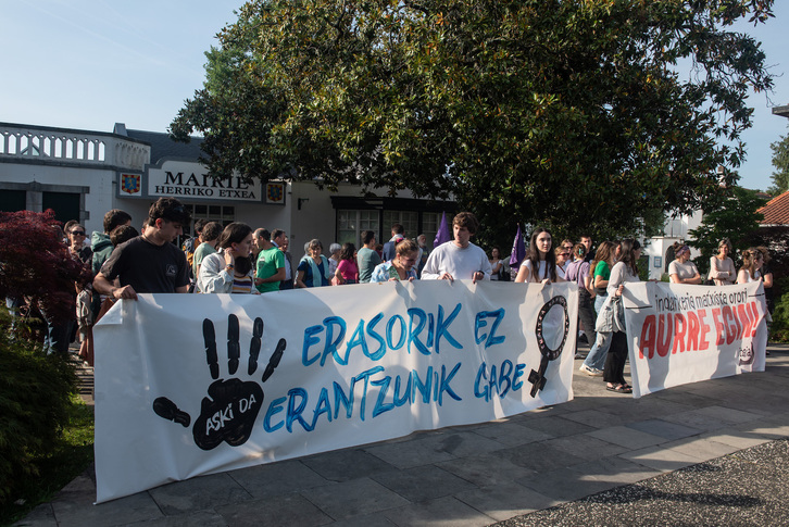 Concentración en Kanbo para denunciar lo ocurrido.