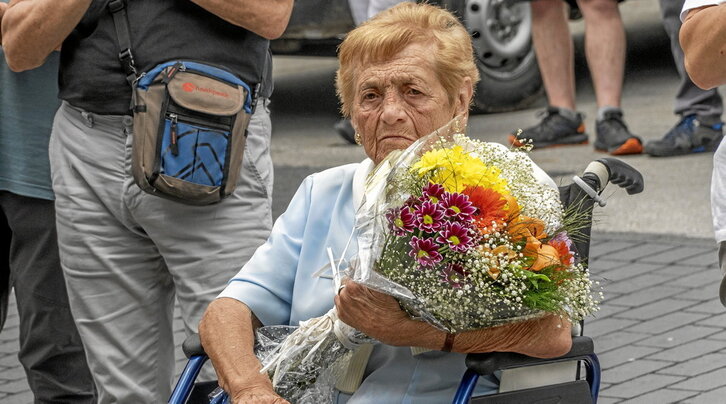 La madre de Inaxi Zeberio, en el último homenaje en Lizartza, donde se siguió reivindicando una aclaración sobre cómo sucedió la muerte.