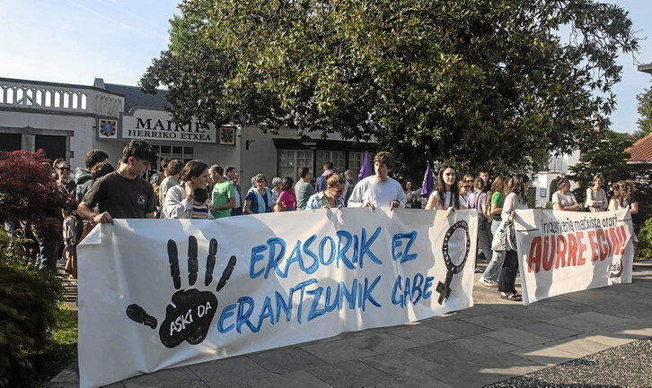 Imagen de la concentración realizada en Kanbo en protesta por la agresión sexual denunciada por una de sus vecinas.