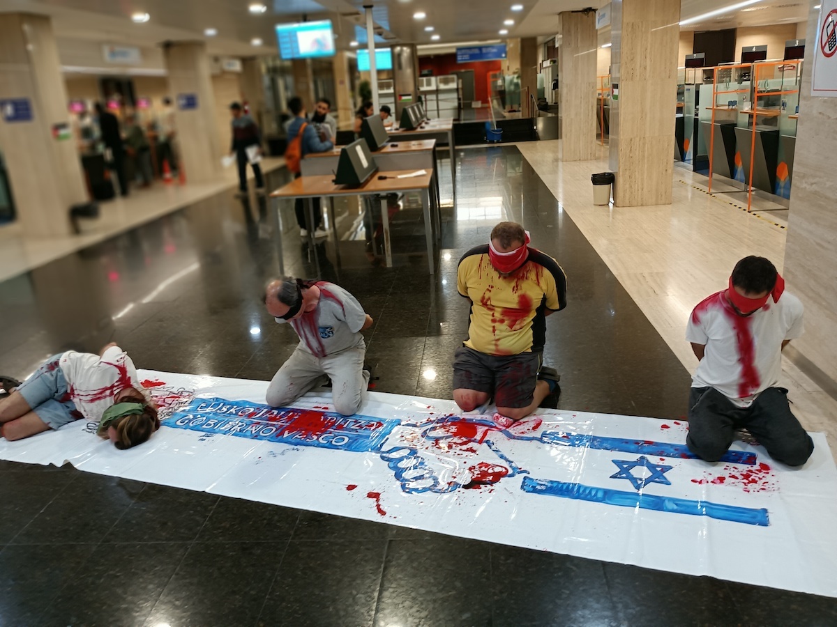 Activistas de Khalas Palestina, en el acto de denuncia en la sede del Gobierno de Lakua en Bilbo. (KHALAS PALESTINA)