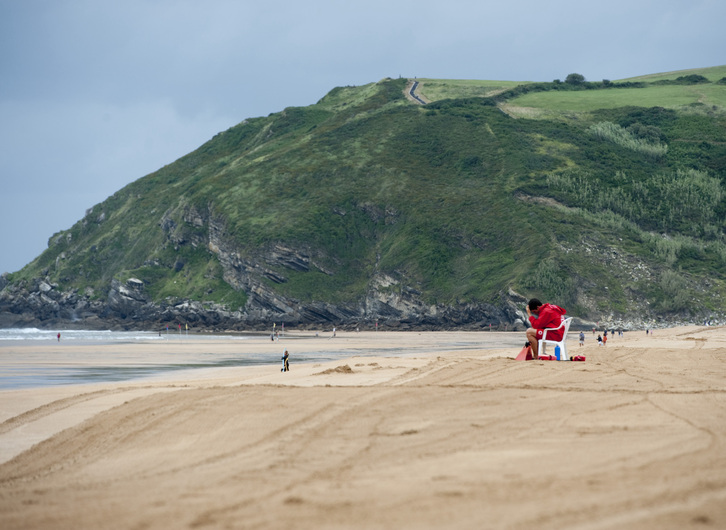 Sorosle bat Zarauzko hondartzan.