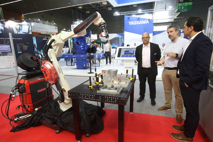 Un expositor explica las características de uno de los robots que se exhiben en el BEC.