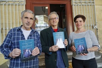 Pako Aristi Xole Aire eta Mikel Arregiren artean.