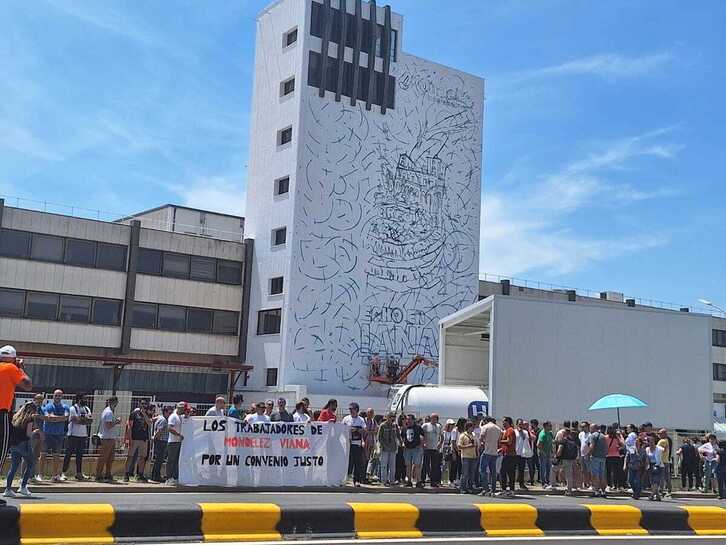 Concentración de la plantilla de Mondelez ante la factoría de Viana.