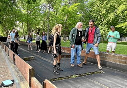 Judimendiko auzotarrak, bolatokian, atzoko agerraldiaren ondoren.