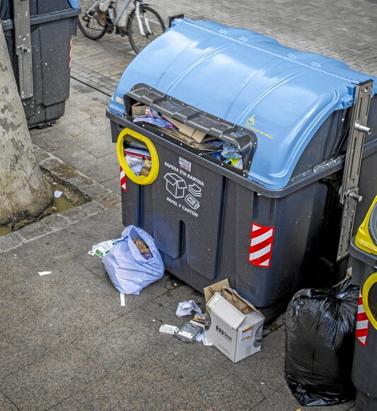 Contenedor de papel en Gasteiz.