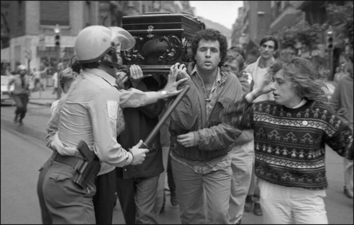 La Policía intercepta violentamente a los portadores del cuerpo de Joseba Asensio en Bilbo. A la derecha, la hermana del preso fallecido.