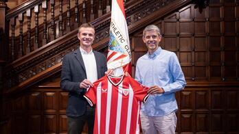 David Aznar, a la derecha, posa con el presidente del Athletic Jon Uriarte.