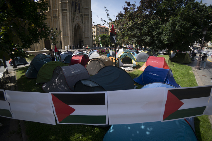 Kanpin dendak Artzai Onaren plazan, Donostian.