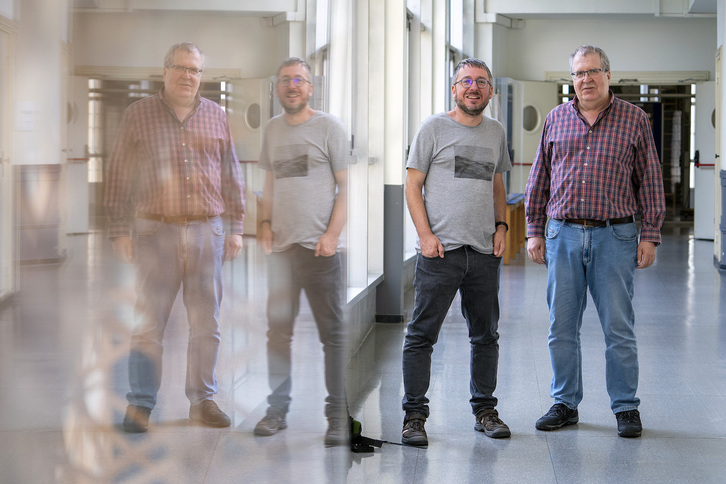 Irudian, Alain Ulazia eta Gabriel Ibarra EHUko EOLO ikerketa taldeko kideak.