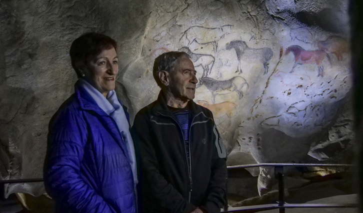 Irudian, Rafael Rezabal eta Maria Jesus Arregi Andoni Albizuriren alarguna, aurkikuntzaren 50. urteurreneko ekitaldian.