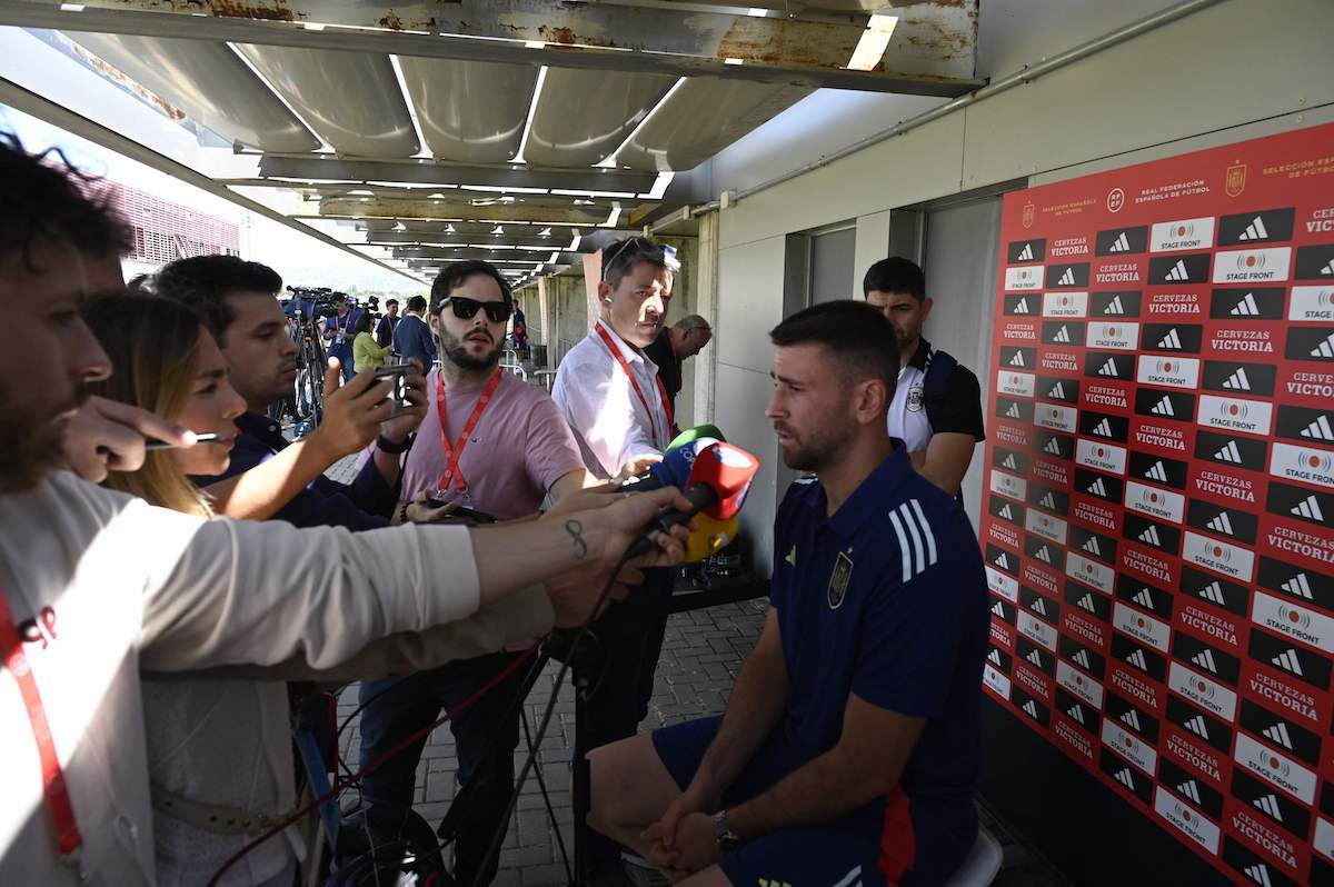 Unai Simon, kazetariekin hizketan. (Javier SORIANO/AFP)