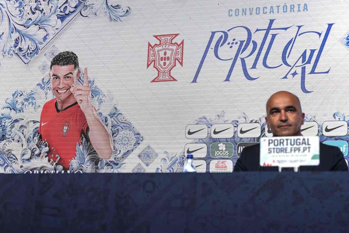 Roberto Martinez Portugaleko hautatzailea, Ronaldoren iragarki baten ondoan prentsaurrekoa ematen. (Patricia DE MELO MOREIRA/AFP)