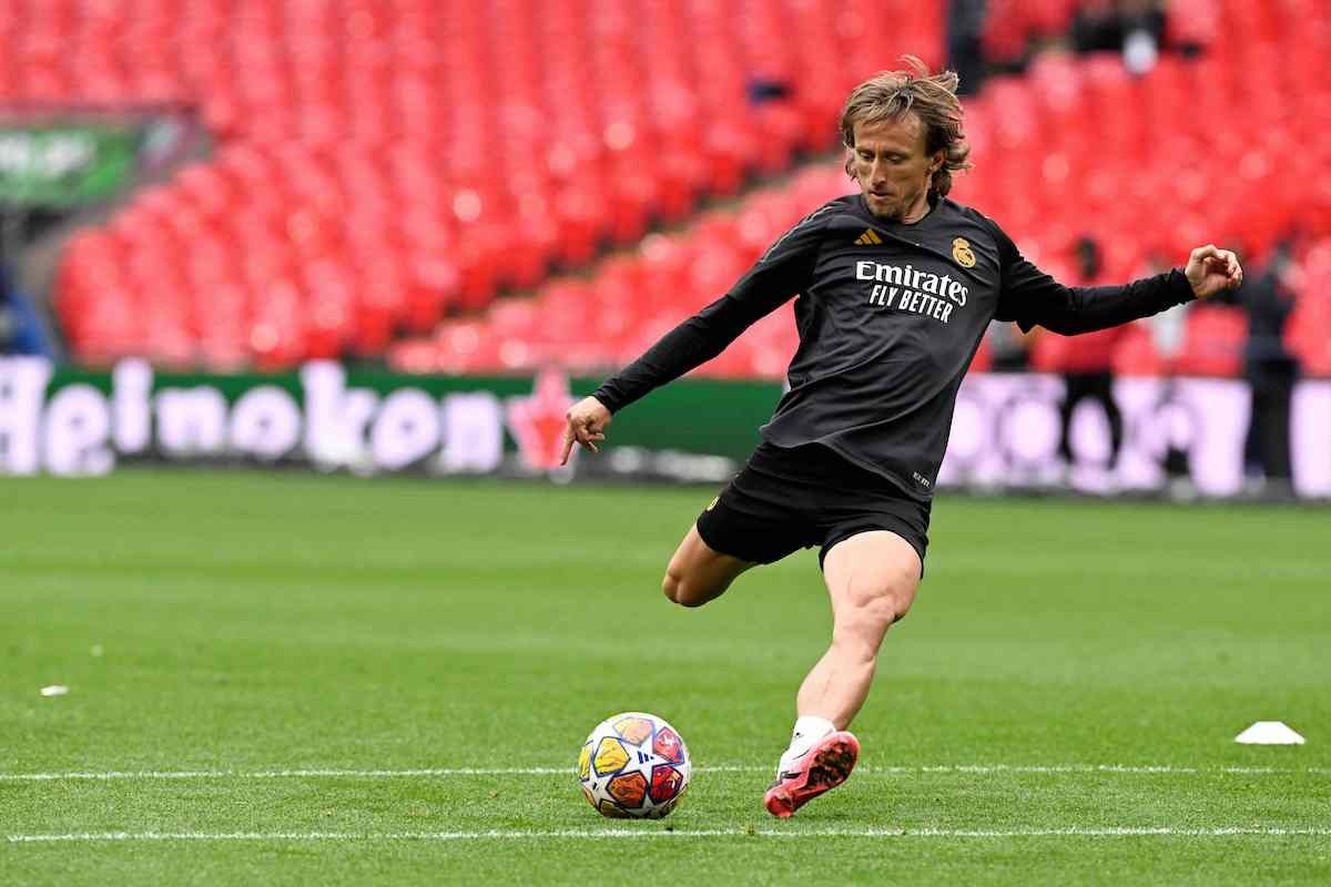 Luka Modric, baloia jaurtitzeko prest. (Ina FASSBENDER/AFP)