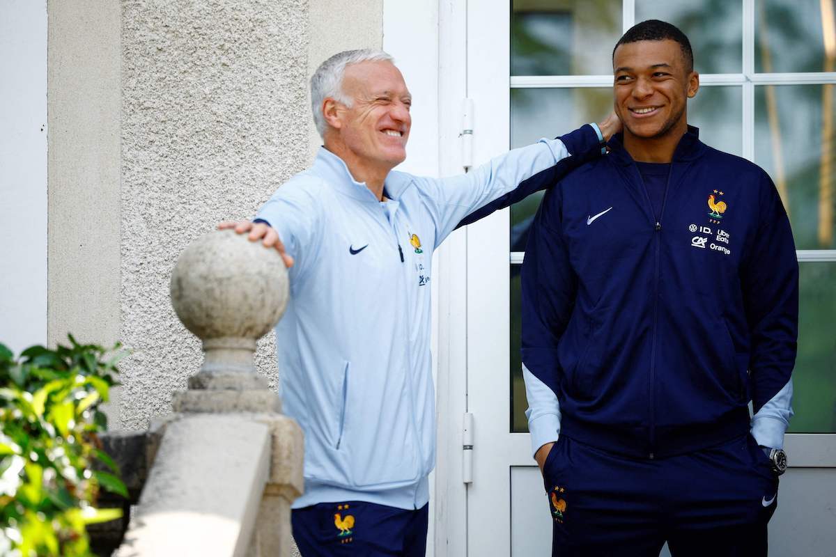 Didier Deschamps baionarra eta Kylian Mbappe, Frantziako selekzioarekin. (Sarah MEYSSONNIER/AFP)