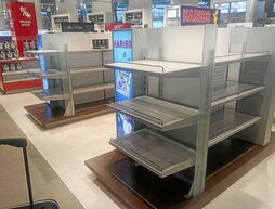 Behean, aireportuko «dutty-free» dendaren egoera. Dagoeneko apal asko hutsik daude.