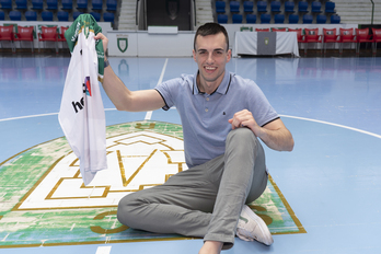 Álvaro Gastón posa con la camiseta que ha defendido durante los últimos doce años.