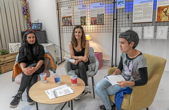 «Dardarak» album ilustratuaren egileak. Ezker-eskuin, Irune Irureta, Karmele Mitxelena eta Joana Aurrekoetxea.