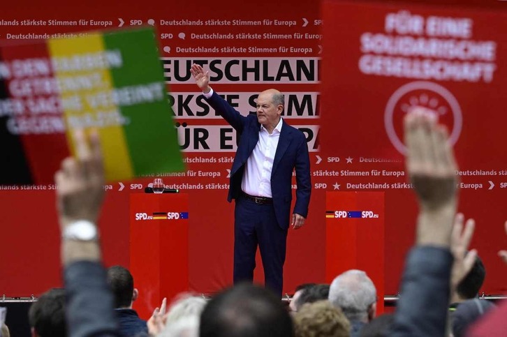 Olaf Scholz saluda a sus partidarios durante un mitin de campaña para las europeas.