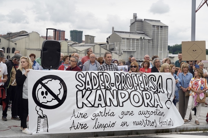Final de la manifestación cocn las empresas Sader y Profersa de fondo.