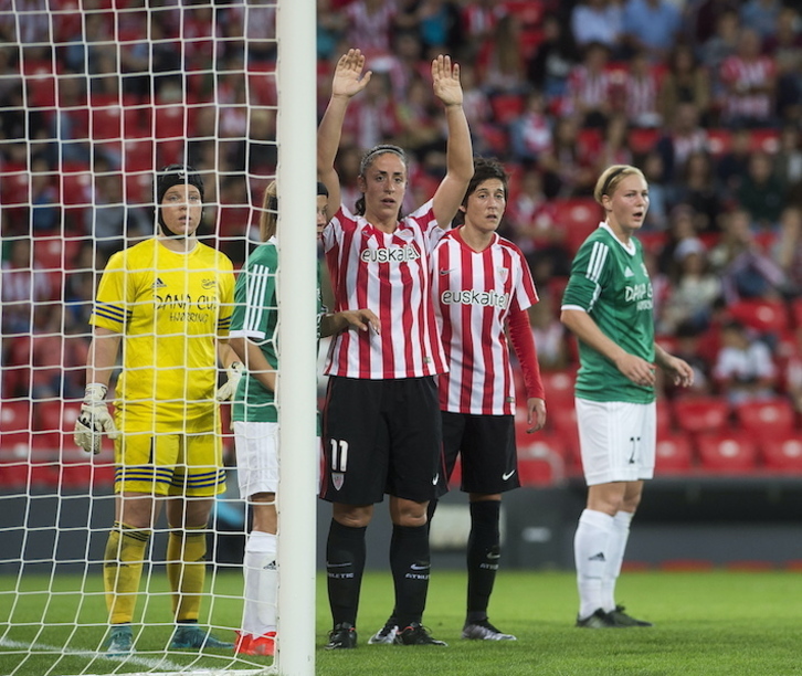 Yulema Corres en el partido que enfrentó a Athletic y Fortuna en 2016, en el que se convirtió en la primera mujer en marcar en el nuevo San Mamés.