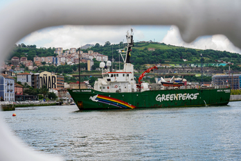 El buque Artic Sunrise de Greenpeace se encuentra atracado en los muelles del Itsasmuseum de Bilbo.