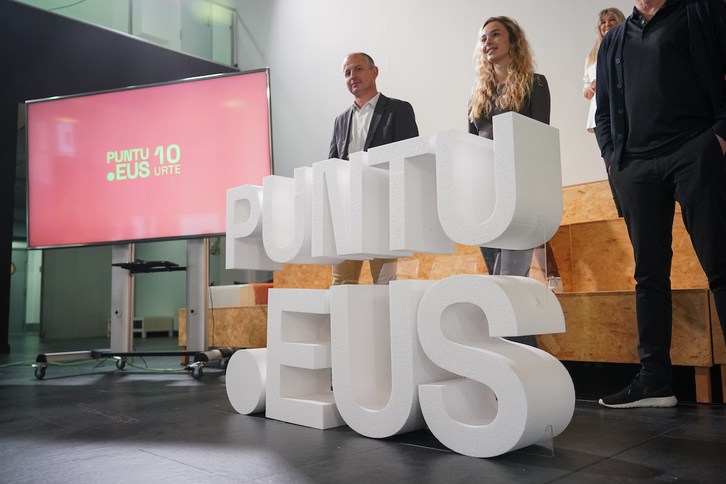 Josu Waliño, ezkerrean, .EUS-en hamargarren urteurrenaren harira egindako agerraldian.