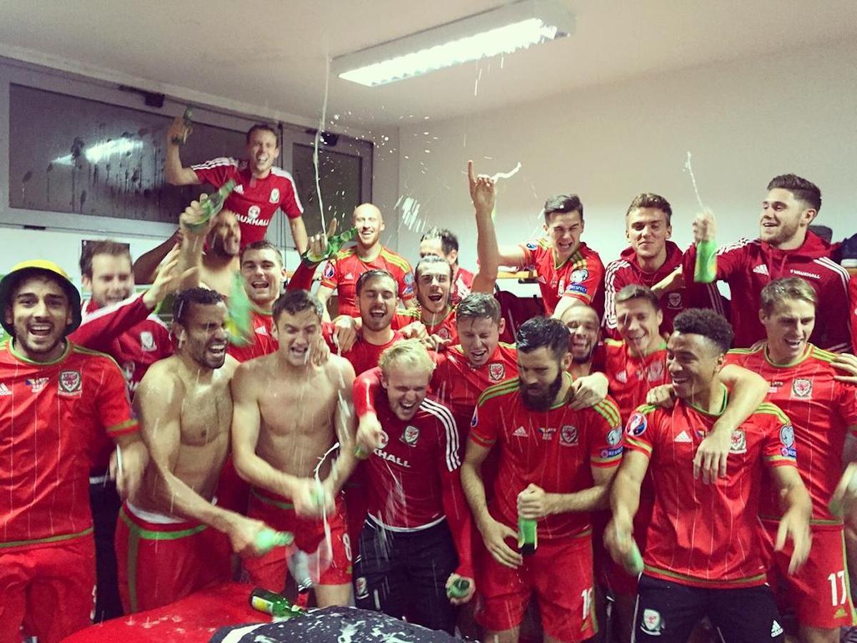 Los jugadores de Gales celebran en el vestuario una nueva hazaña en la Eurocopa de 2016. (Gareth BALE)