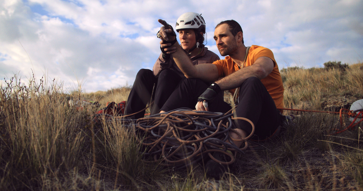 Eskalatzaile itsua haren bikotekide eta gidari Mollyrekin. (@britrockfilms)