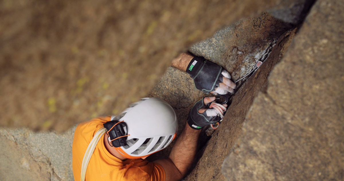 Dufton, laugarren luzean, sabaia babesteko fisurero bat jartzen. (@britrockfilms)