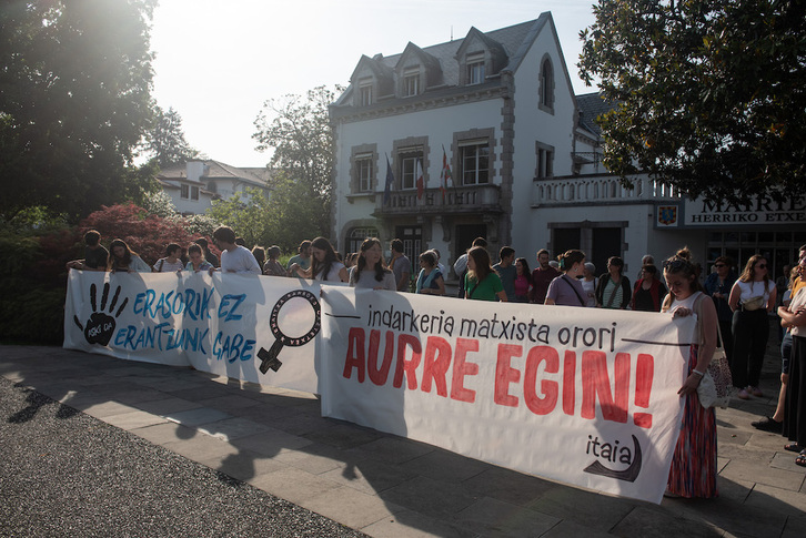 Movilización para denuncia la agresión sufrida por una vecina de Kanbo.