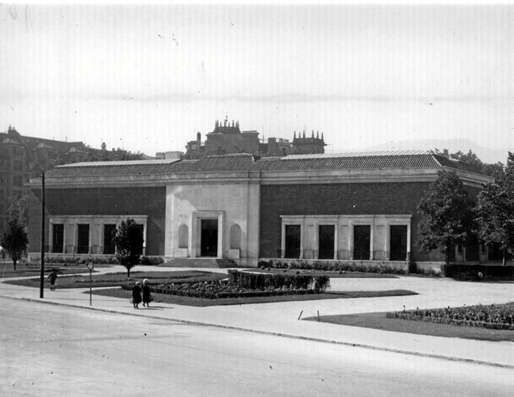Fachada principal del edificio proyectado por Fernando Urrutia y Gonzalo Cárdenas, 1945.
