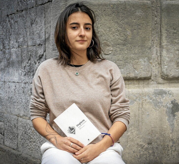 Maider Ramirez, «Girgileria» eskuetan duela.