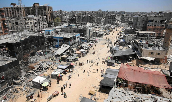 Vendedores entre las ruinas de Yabalia y de la sede calcinada de la Unrwa en este campo de refugiados.
